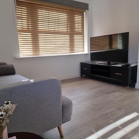 Bromley Common- Double Bedroom With En-Suite With Private Lounge In Shared Town House Exterior photo