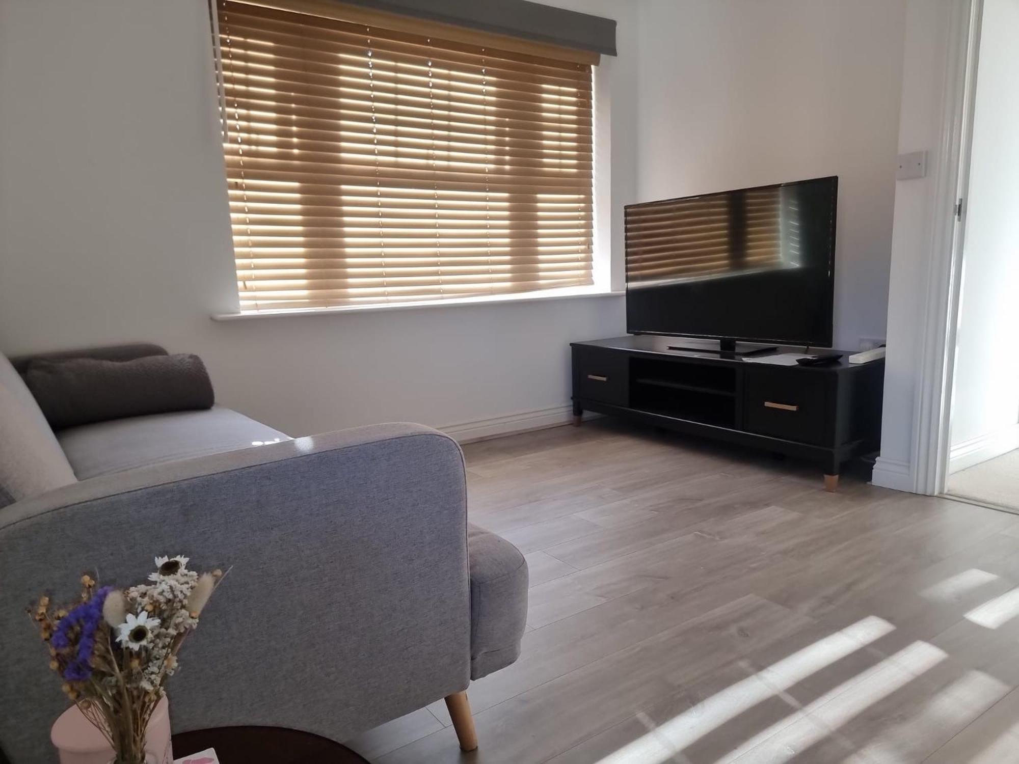Bromley Common- Double Bedroom With En-Suite With Private Lounge In Shared Town House Exterior photo