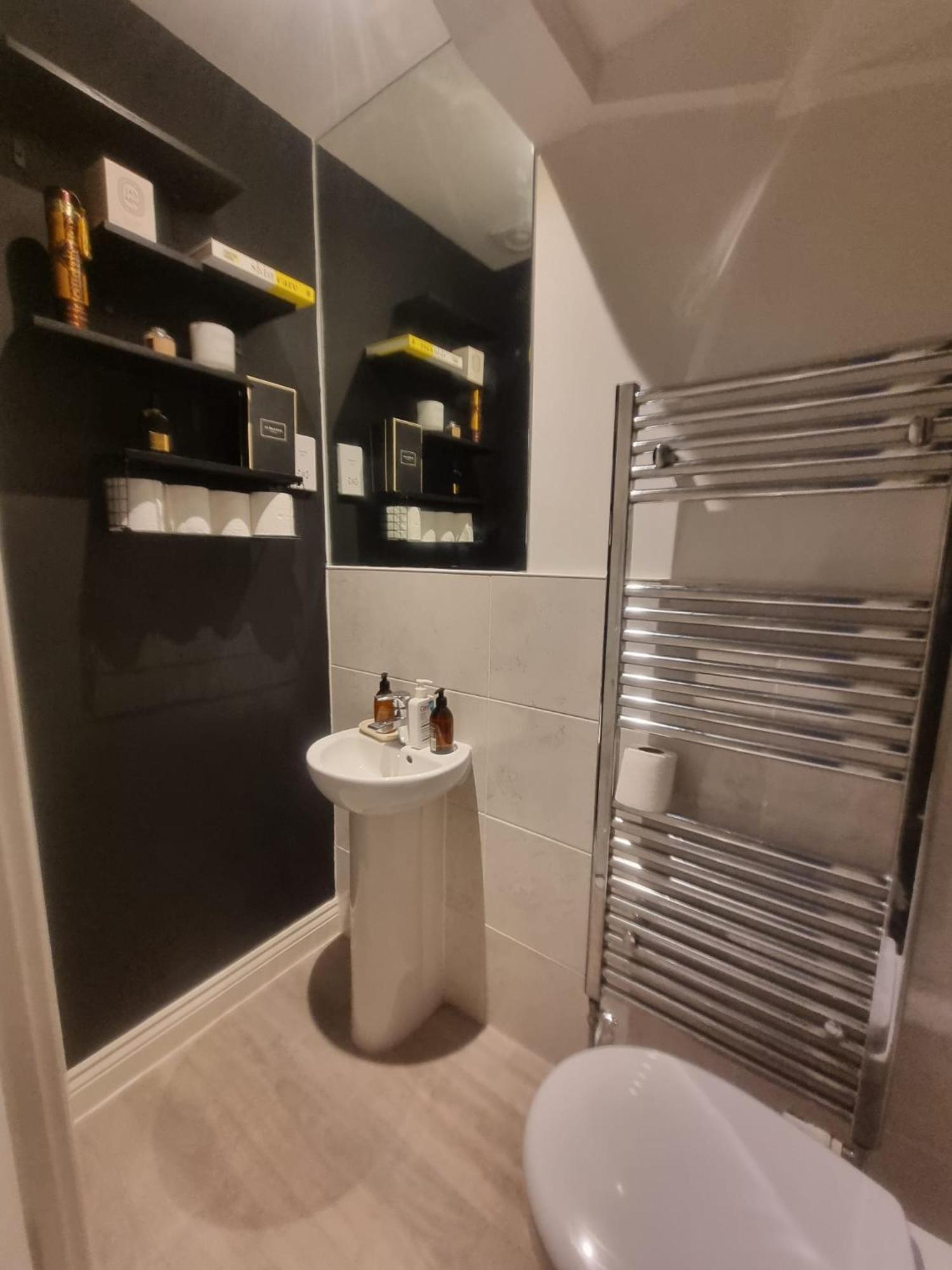 Bromley Common- Double Bedroom With En-Suite With Private Lounge In Shared Town House Exterior photo